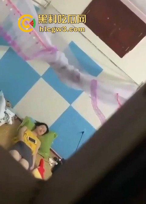 学姐宿舍变成人间春宫, 抠逼自慰闭眼幻想被猛操，高潮抽搐喷汁，偷拍视频直冲你的G点！-2