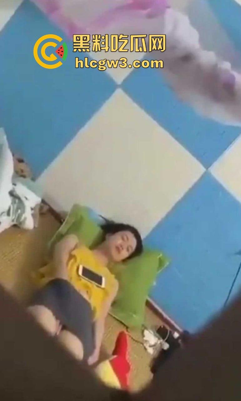 学姐宿舍变成人间春宫, 抠逼自慰闭眼幻想被猛操，高潮抽搐喷汁，偷拍视频直冲你的G点！-5