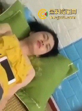 学姐宿舍变成人间春宫, 抠逼自慰闭眼幻想被猛操，高潮抽搐喷汁，偷拍视频直冲你的G点！-8