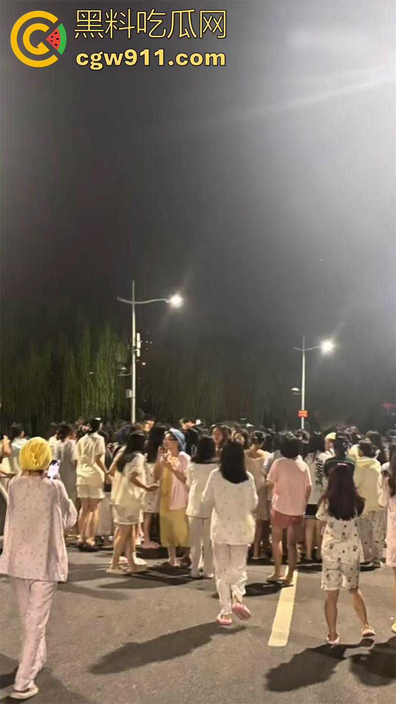 开迈巴赫出轨女大学生，被老婆捉奸喊打，其他学生妹看到大喊：我也想坐！开这车不找学生妹，真是白买了！-7