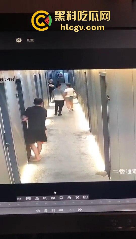 瓜友监控投稿:酒店内男子犯贱挑衅,一打四差点上演血案,好老婆及时拦下化解危机!-8