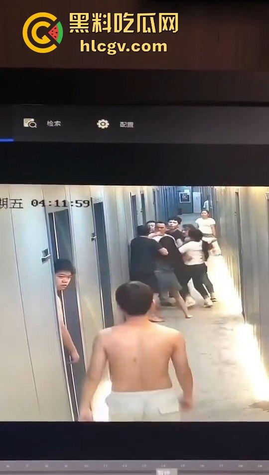 瓜友监控投稿:酒店内男子犯贱挑衅,一打四差点上演血案,好老婆及时拦下化解危机!-13
