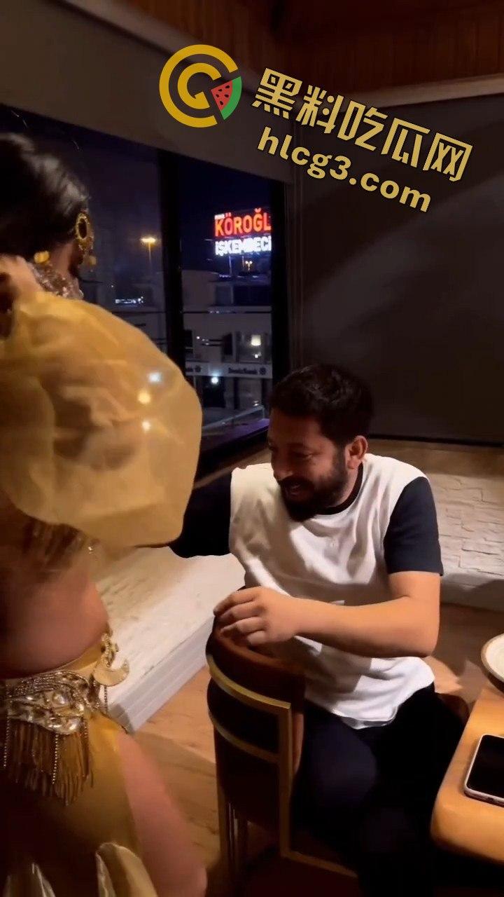 英国土豪印度餐厅奢华一幕！搭讪美女服务员，消费竟直接塞进奶罩里，场面惊呆众人！-3