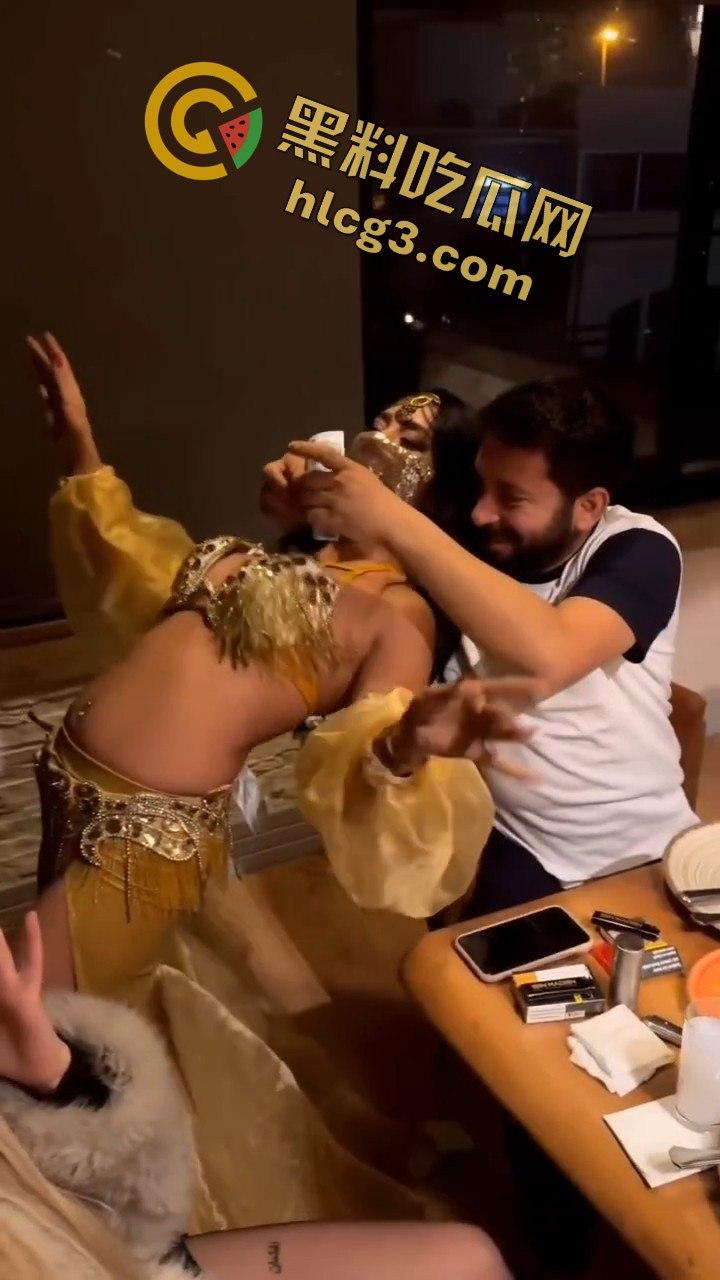 英国土豪印度餐厅奢华一幕！搭讪美女服务员，消费竟直接塞进奶罩里，场面惊呆众人！-4