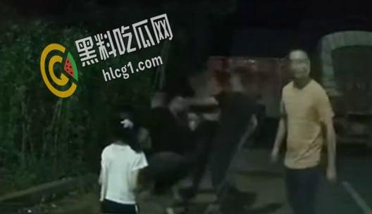 湖南常德公职人员 偷豆角打人事件 视频放出来了 打得很恶劣 豆角现在这么值钱么-8