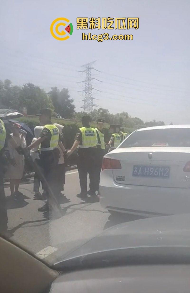 徐州潘安湖中昂博观小区曾承诺在去年底交房 因楼盘迟迟未交发生堵路暴乱!-10