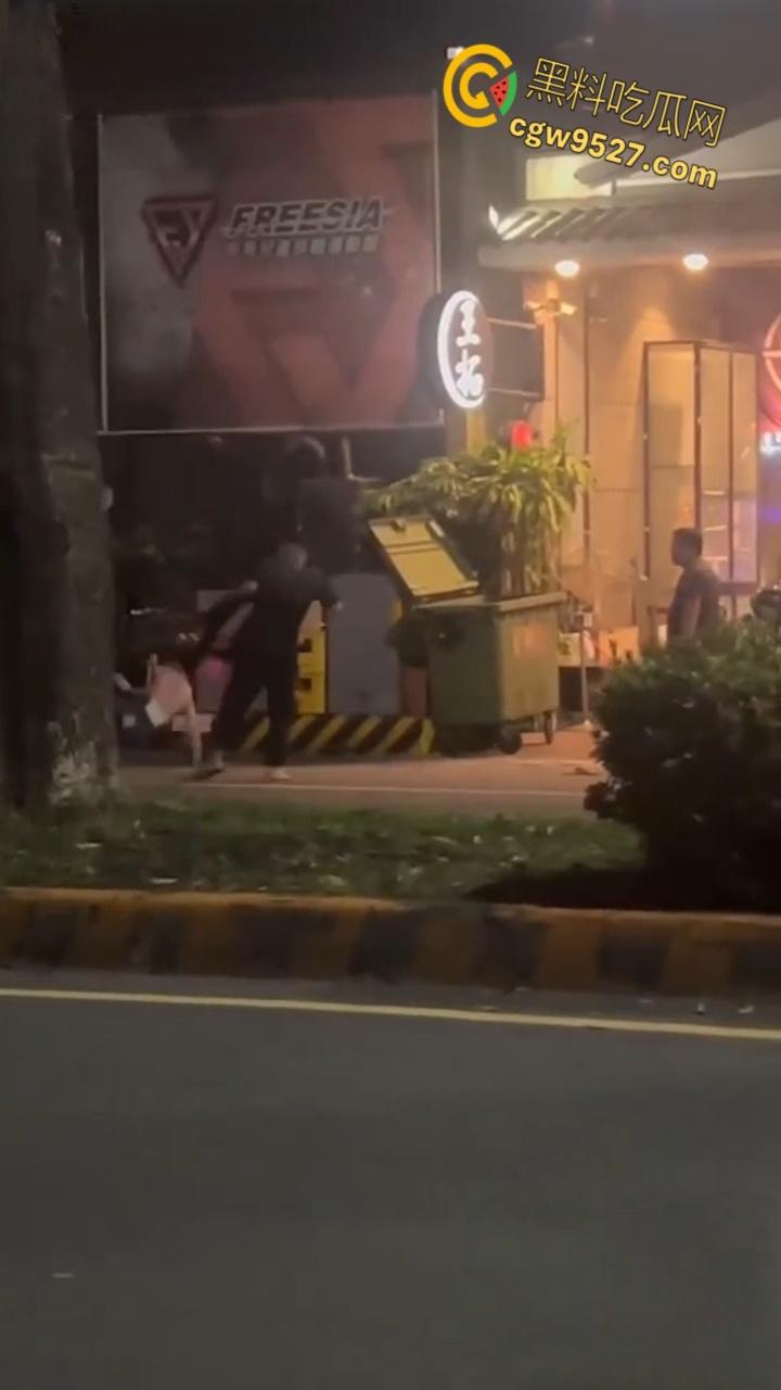 台湾高雄市郭姓男子，当街暴打23岁女友，持扫把狂殴致断扯发拖行，视频曝光过程全被拍 ！-7