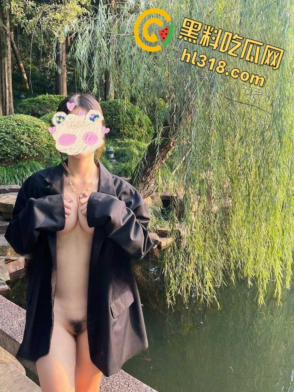 推特福利姬大学生【小哪吒】，公园户外露出找刺激，全裸酮体红丝袜性感撩人 !-3