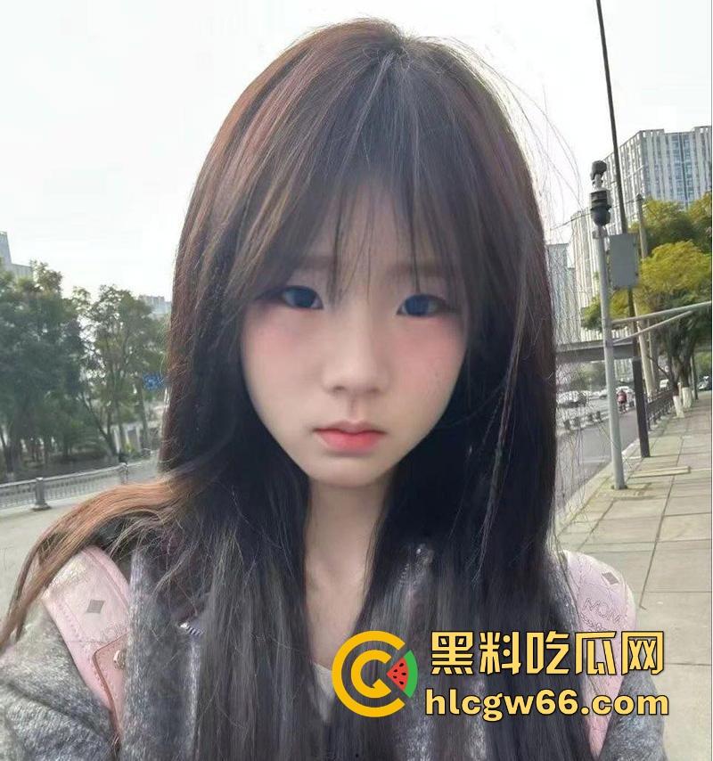 瓜友投稿!漫展认识的洛丽塔美女 身材性感颜值可爱 当天拿下带回家各种姿势爆操 无毛嫩穴超诱人-1