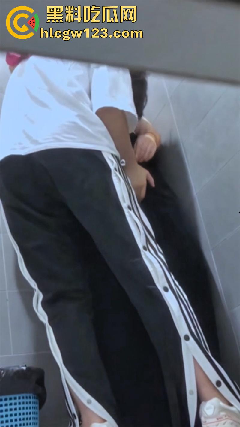 冒死偷拍女厕激情一幕,女同情侣厕所扣穴,还装着有鸡巴顶几下,既然需要找根鸡巴不好么!-3