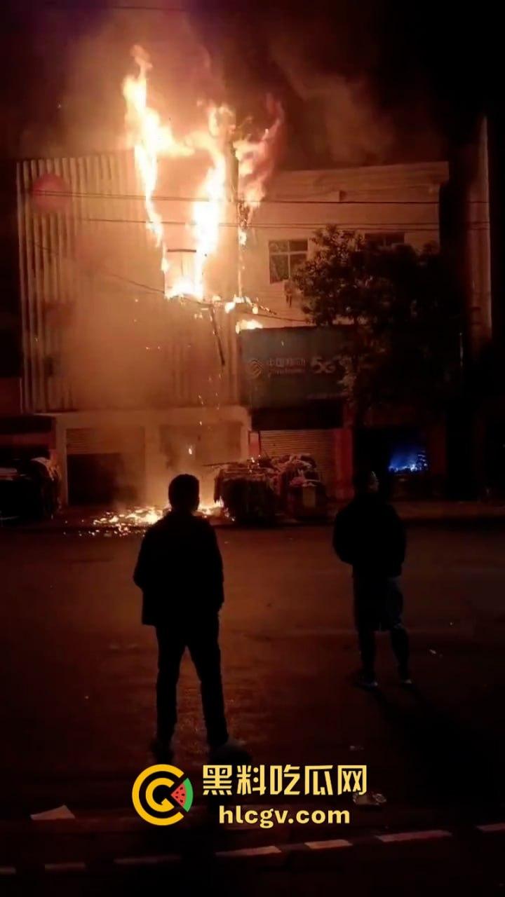 湖北荆门服装城突生大火 整座楼烧成空架损失惨重 现场真实大火视频曝光-2