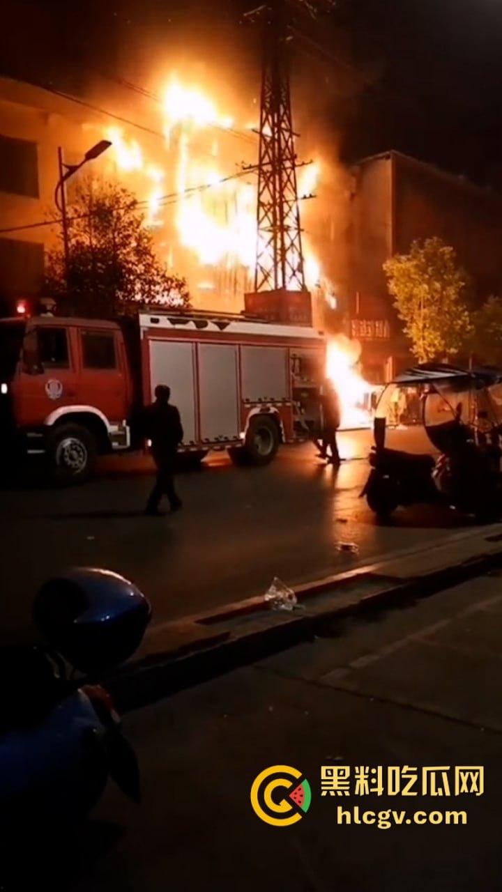 湖北荆门服装城突生大火 整座楼烧成空架损失惨重 现场真实大火视频曝光-6