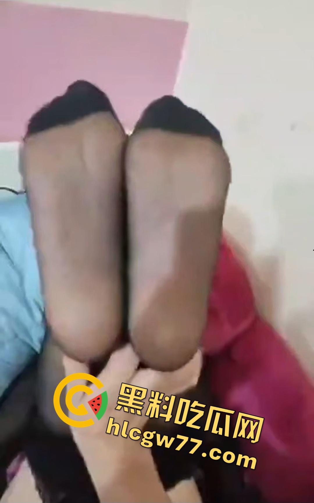 黑丝熟女人妻偷情外卖员！深喉吞鸡被外卖帅哥无套内射，骚货老婆浪叫“太硬了”奶子都被抓爆！-3