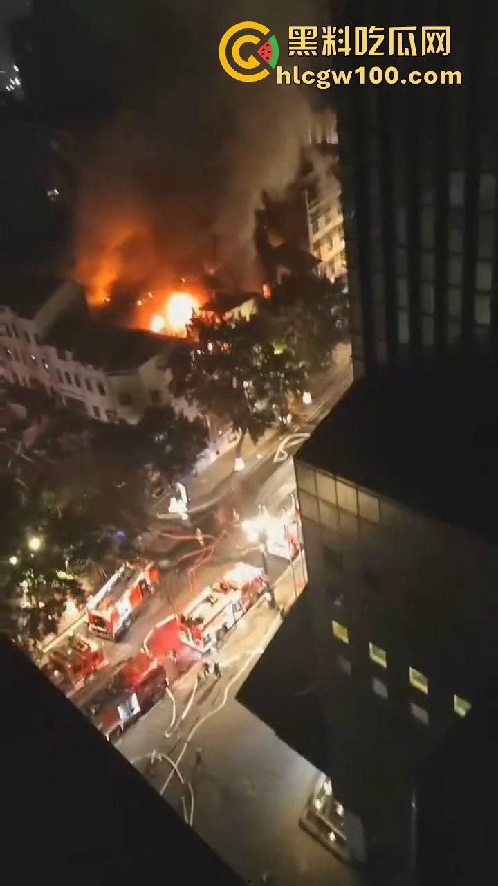天降灾祸！！重庆市渝中区威斯汀对面新华路家电城失火，现场火光冲天，堪称人间地狱。-7
