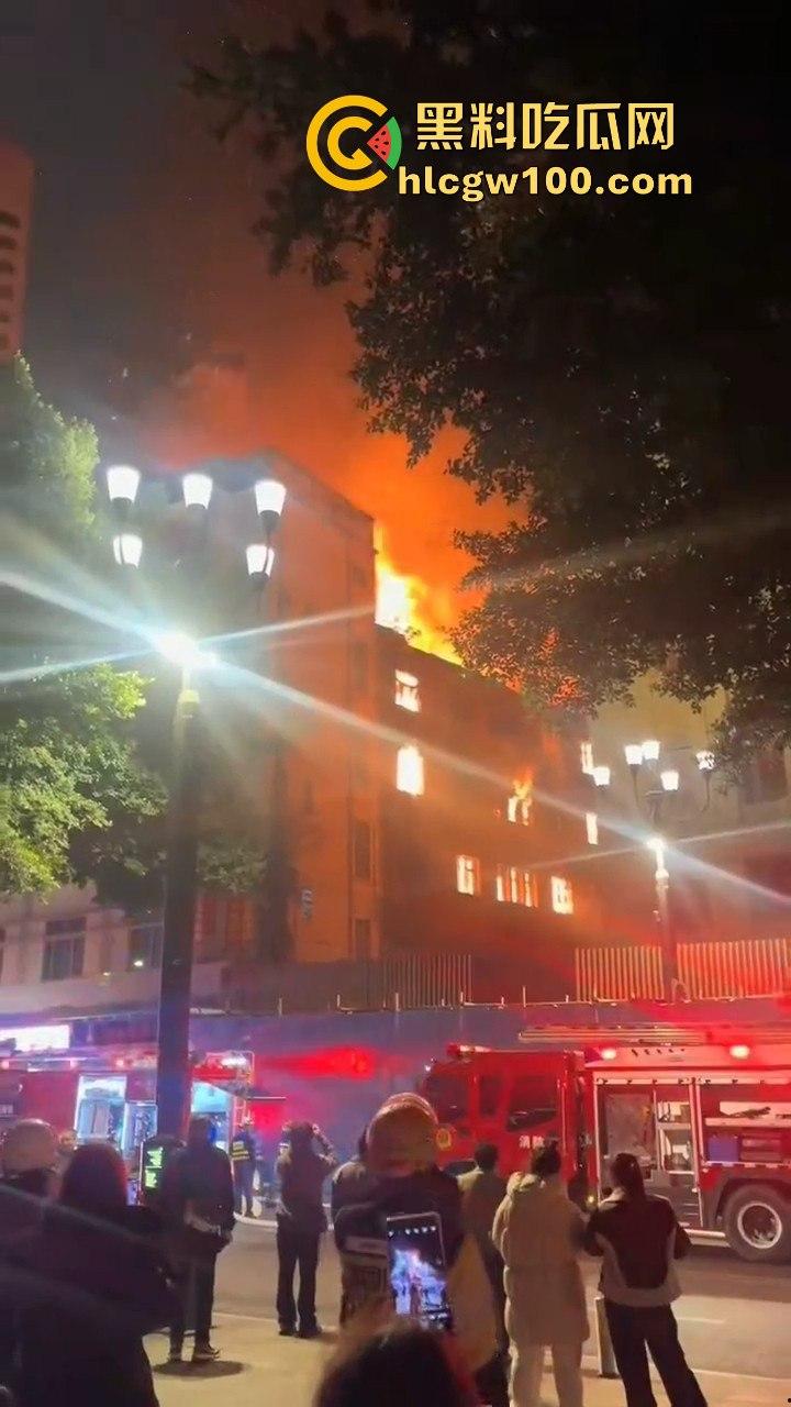 天降灾祸！！重庆市渝中区威斯汀对面新华路家电城失火，现场火光冲天，堪称人间地狱。-9