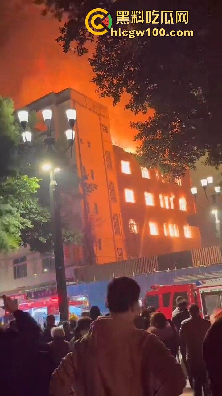 天降灾祸！！重庆市渝中区威斯汀对面新华路家电城失火，现场火光冲天，堪称人间地狱。-12
