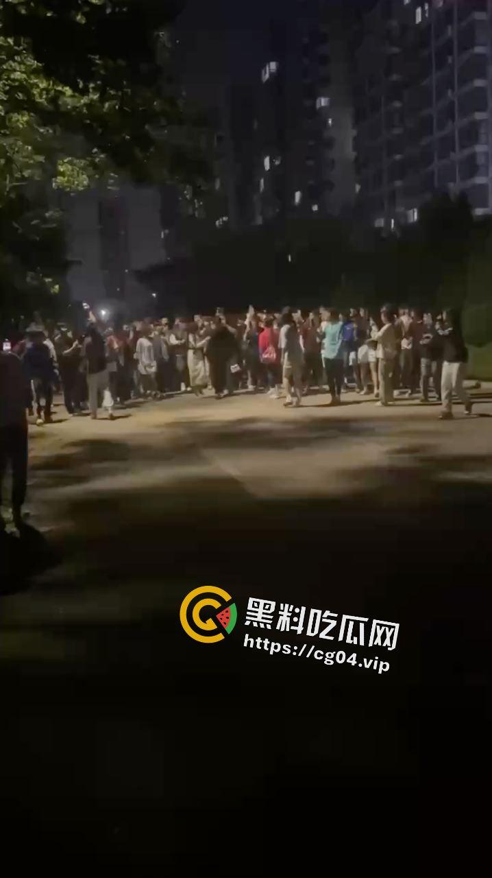 那么轮到女生来为爱冲锋了!山东体育学院男生出轨 女友四川直接飞过来兴师问罪 这么好看的女朋友 不想要可以给我-5