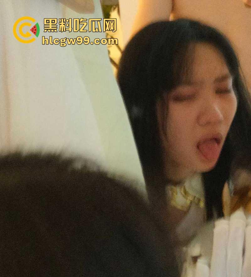 广州大学广告设计的22岁反差学妹【安雯婧】露出私拍福利流出，小穴高清特写，多少舔狗心里的梦中女神！-8