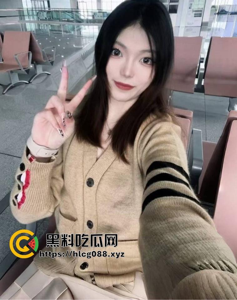 重庆蜜桃臀骚妻【武思思】偷情大瓜，单位领导无套后入操翻天，开档黑丝大屁股被内射，老公头顶绿得发光！-1