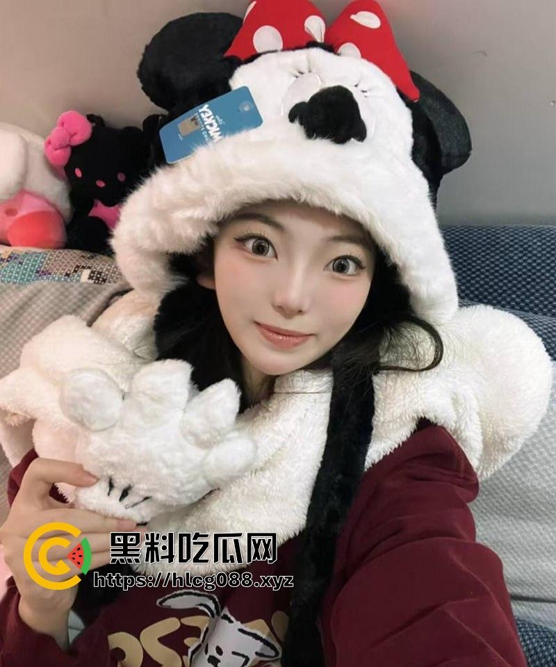 重庆蜜桃臀骚妻【武思思】偷情大瓜，单位领导无套后入操翻天，开档黑丝大屁股被内射，老公头顶绿得发光！-3