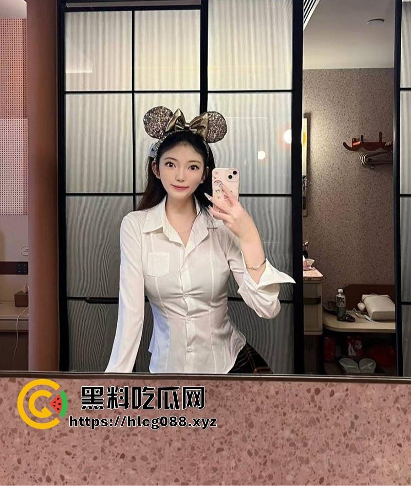 重庆蜜桃臀骚妻【武思思】偷情大瓜，单位领导无套后入操翻天，开档黑丝大屁股被内射，老公头顶绿得发光！-5