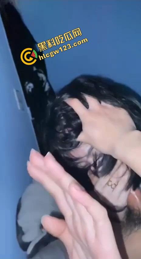 爸妈还在客厅看电视，弟弟偷偷溜进姐姐闺房强上亲姐，操的姐姐忍不住大叫...竟差点被爸妈发现！-6