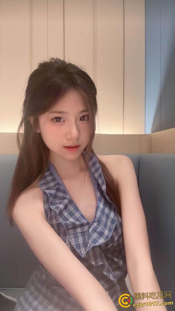 杭州清纯妹子【李一涵】，和男友自拍做爱，小骚逼年龄不大性欲极强，粉嫩小穴被无套内射，精液缓缓流出！-2