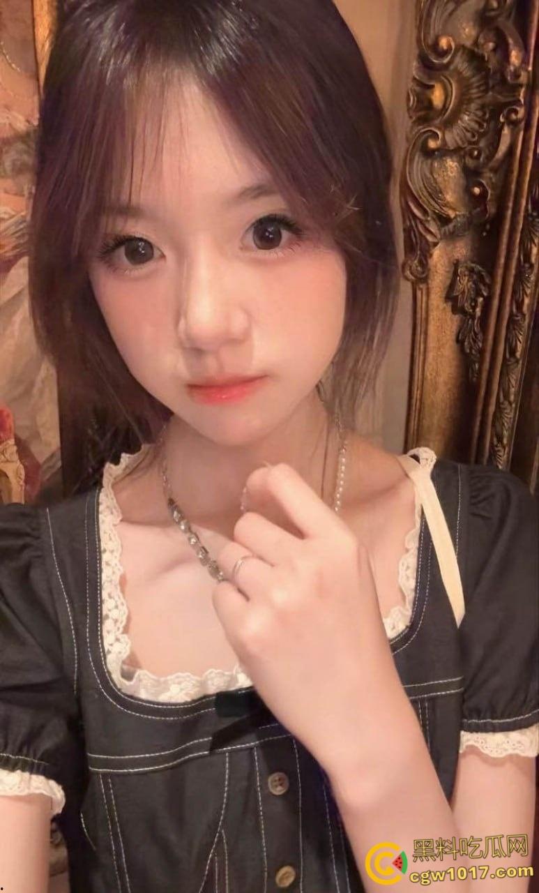 杭州清纯妹子【李一涵】，和男友自拍做爱，小骚逼年龄不大性欲极强，粉嫩小穴被无套内射，精液缓缓流出！-3