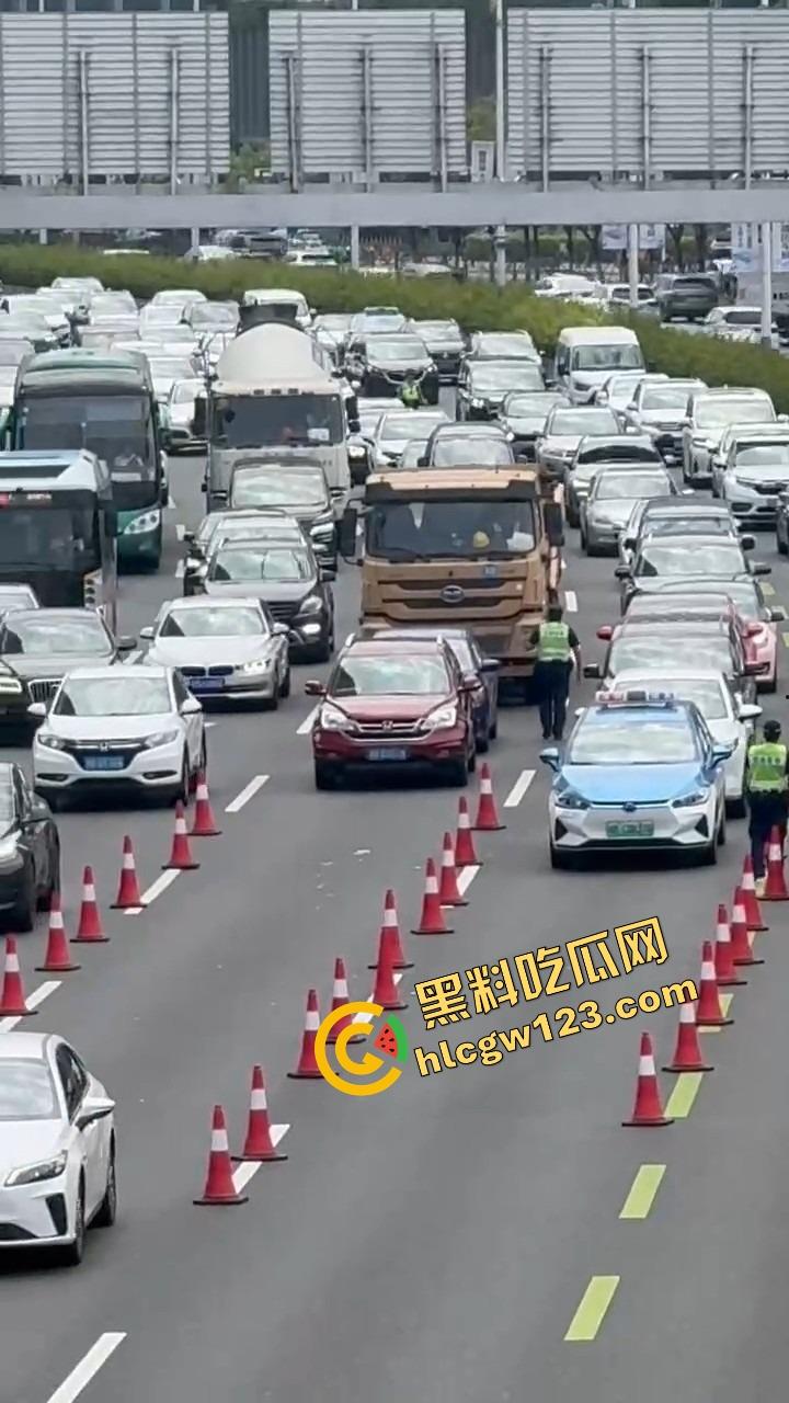 深圳蛇皮摩托哥逆天操作，10个交警围捕失败，全程像跳广场舞，帽子叔叔被耍成陀螺！-2