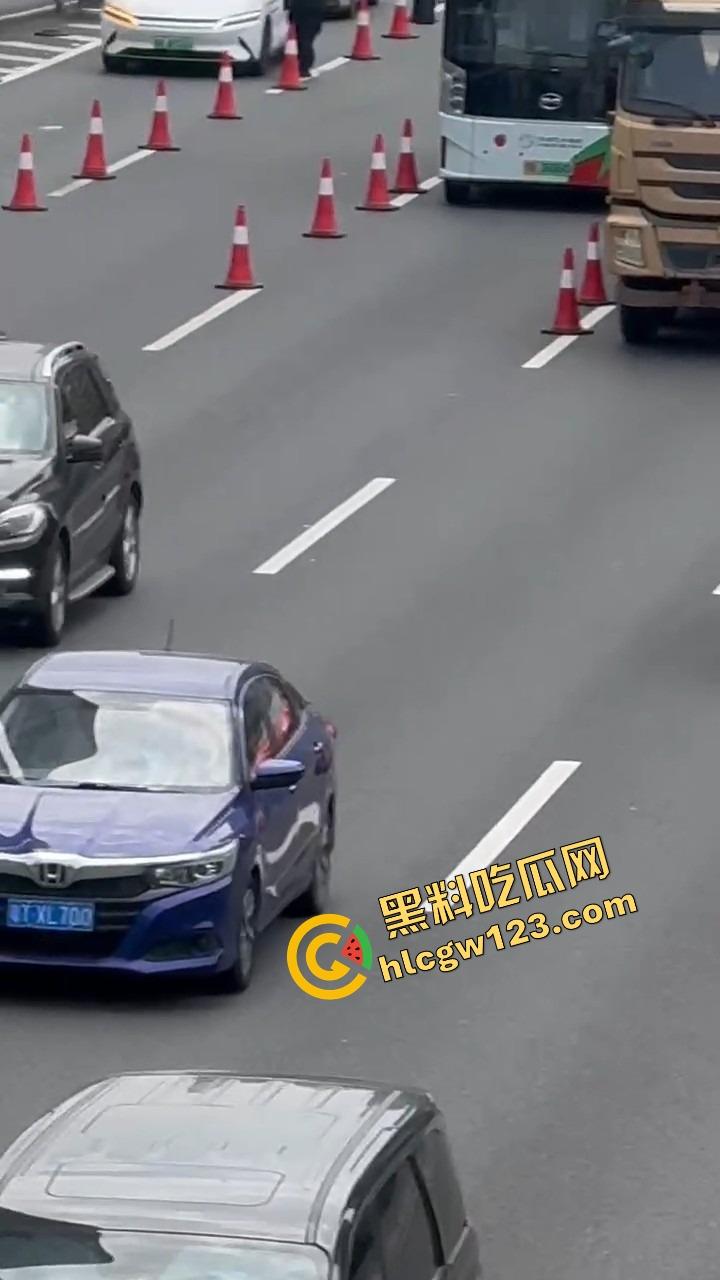 深圳蛇皮摩托哥逆天操作，10个交警围捕失败，全程像跳广场舞，帽子叔叔被耍成陀螺！-4