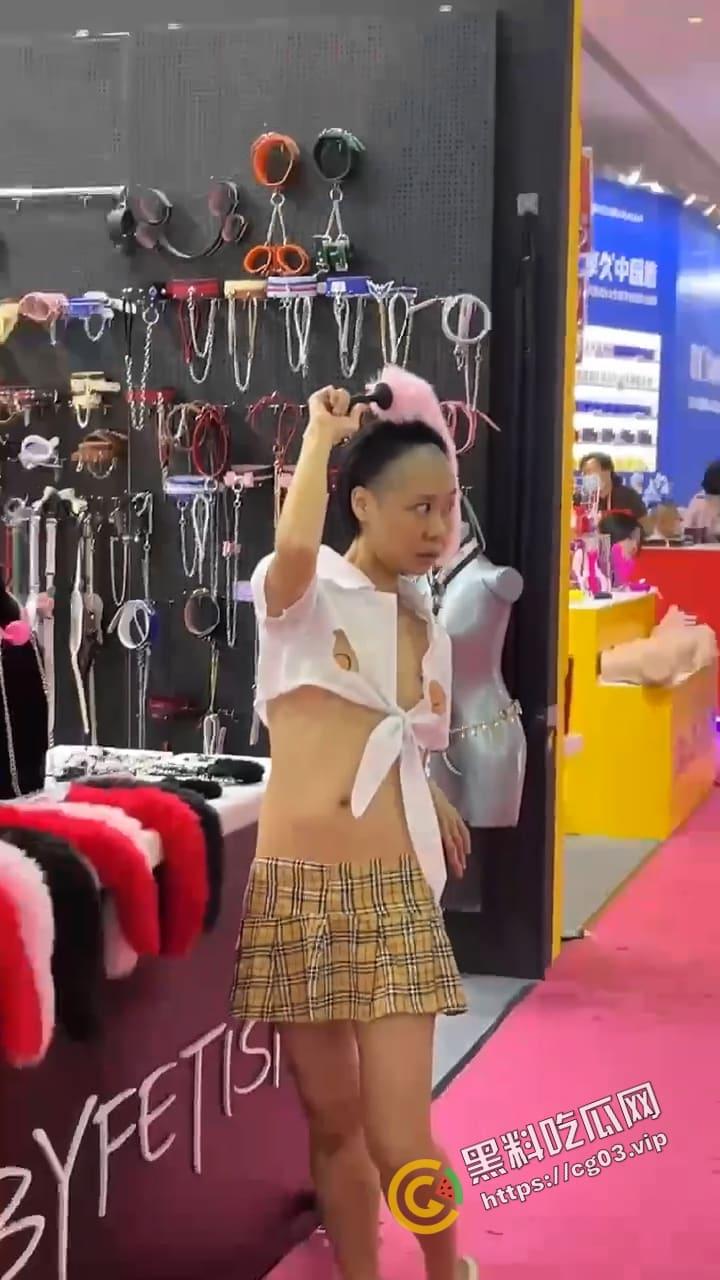 广州网丑【安琪儿】也来广州成人展凑热闹 人设依旧 哗众取丑-3
