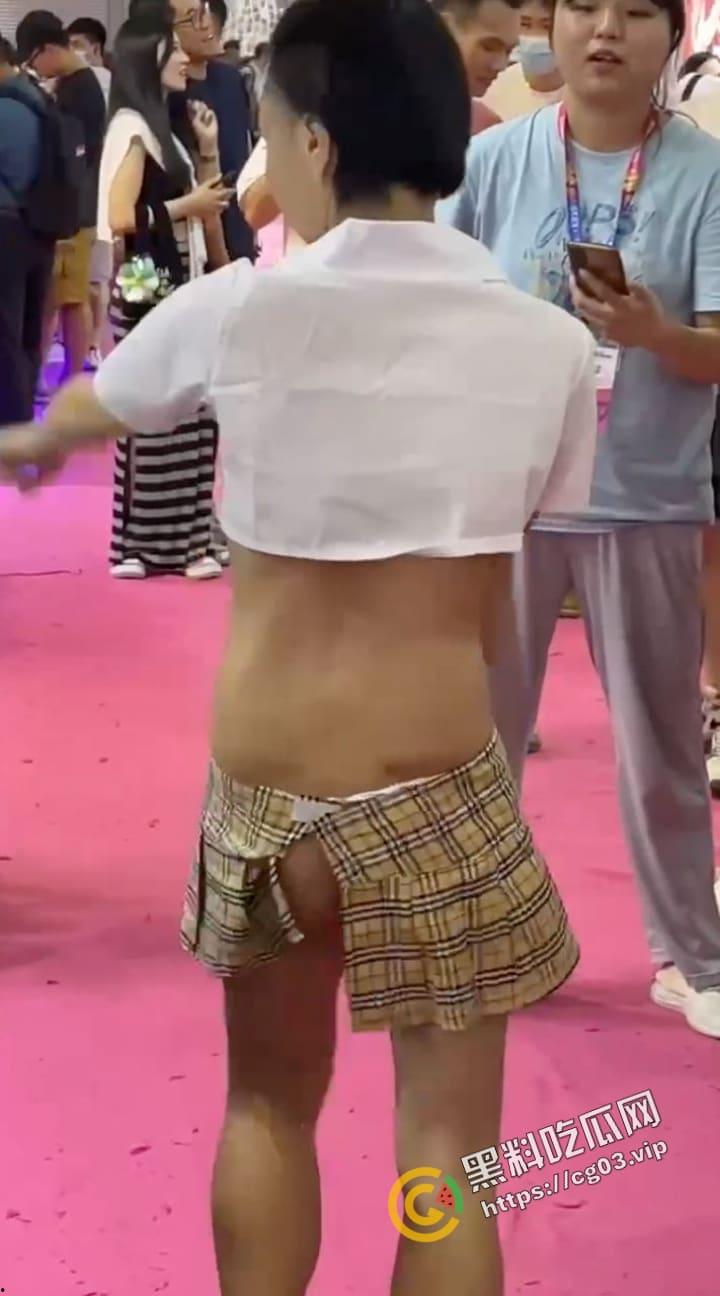 广州网丑【安琪儿】也来广州成人展凑热闹 人设依旧 哗众取丑-6