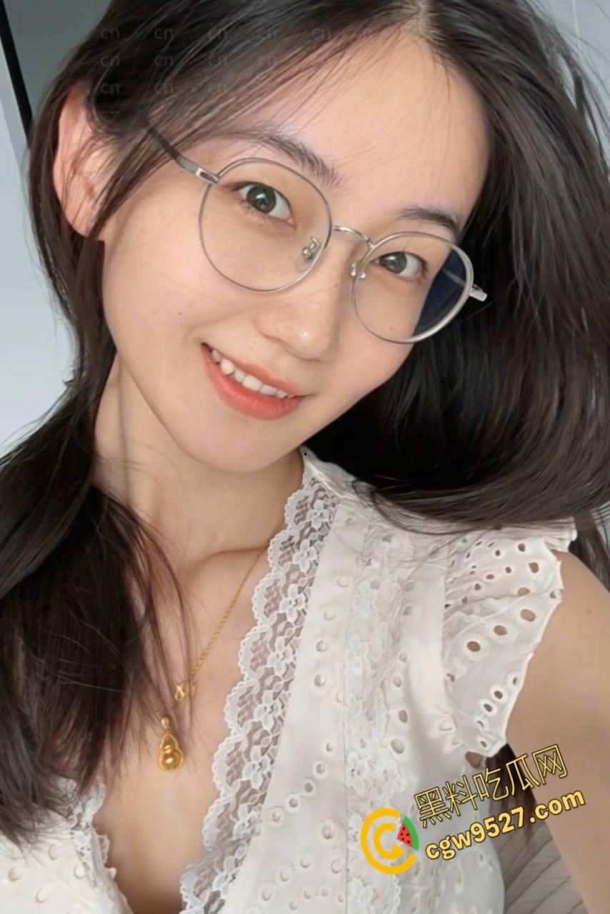 上海浦东眼镜婊【刘安娜】,自拍淫荡视频勾引单男,全程露脸粉嫩蜜穴若隐若现,骚臀黑丝诱惑天花板!-2