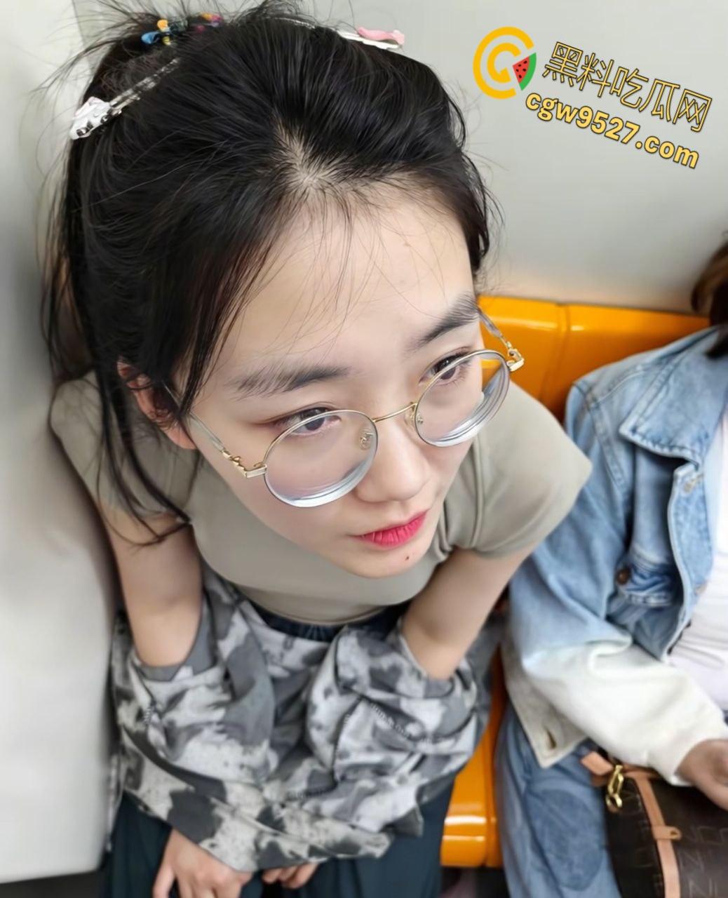 上海浦东眼镜婊【刘安娜】,自拍淫荡视频勾引单男,全程露脸粉嫩蜜穴若隐若现,骚臀黑丝诱惑天花板!-3