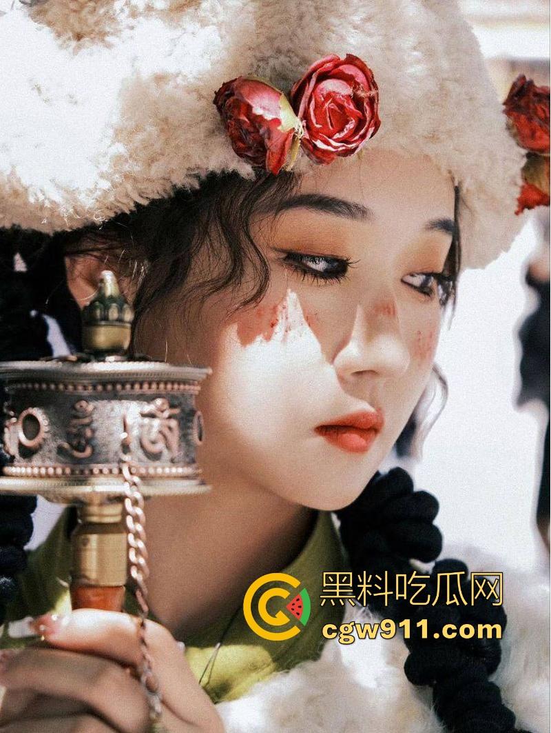 武汉师范大学【江恩凡】私密私拍泄密，清纯可爱高颜值少女，翘臀高撅手指插穴，骚穴猛操喷水！-3