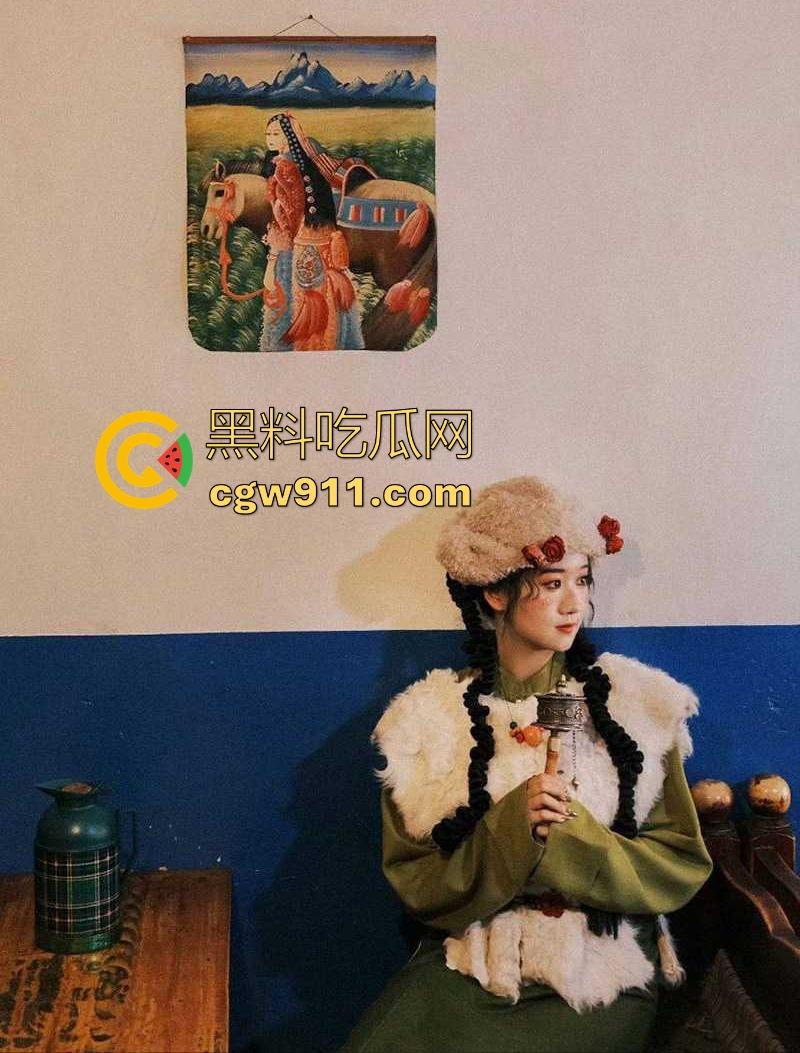 武汉师范大学【江恩凡】私密私拍泄密，清纯可爱高颜值少女，翘臀高撅手指插穴，骚穴猛操喷水！-4