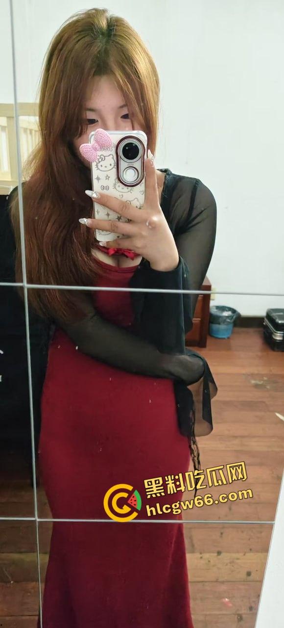 河南大学生开房玩疯了，当着沸羊羊的面桌子上无套开肏，兄弟轮着推屁股，这逼简直成了公共资源！-1