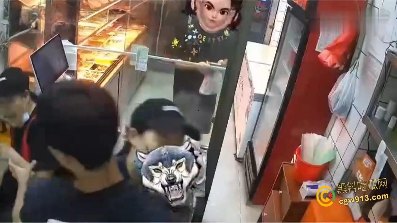 太嚣张了欺人太甚！深圳卤菜店惊爆恶霸闹剧，流氓男不讲道理直接骂人，辱骂打人还倒打一耙！-5
