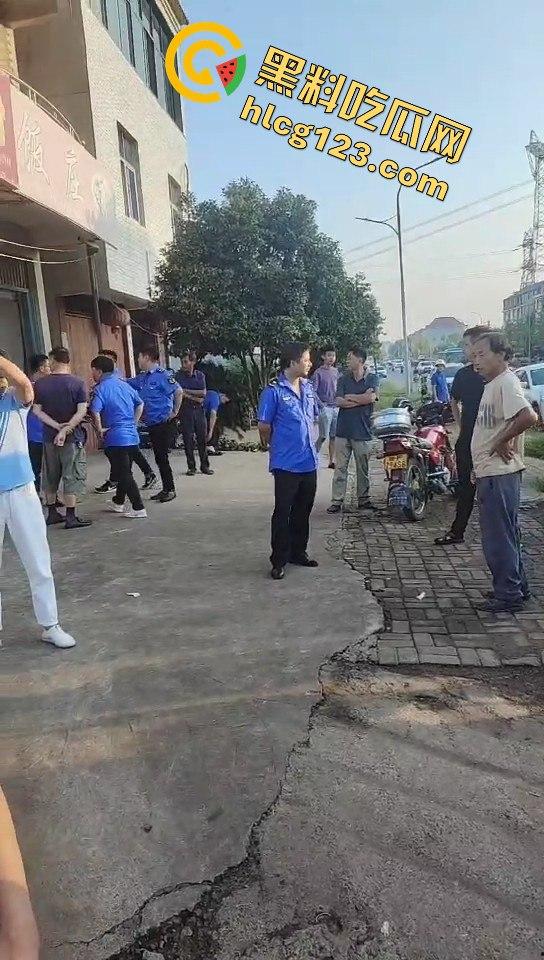 江西抚州执法人员暴力脚踹男子，官方回应称肢体冲突！-10