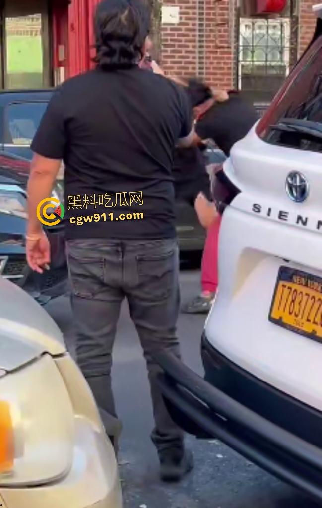 美国街头白人种族主义者狂喷黄种人歧视辱骂,被黄种拳皇暴揍成狗,嚣张叫嚣come here还挨拳反杀!-6