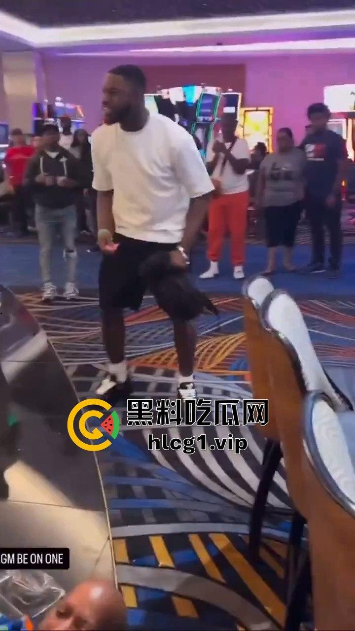 拉斯维加斯瓦坎达「马东锡」化身一拳超人，1打2轻松KO对手，黑人侠暴击看呆吃瓜群众！-8