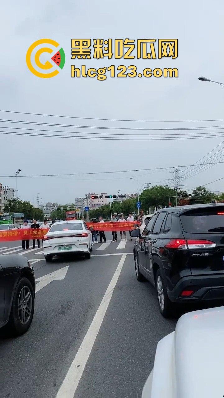 讨薪没错，但拦路等于找事！拦了路？特别人员分分钟把你请去喝茶！-6