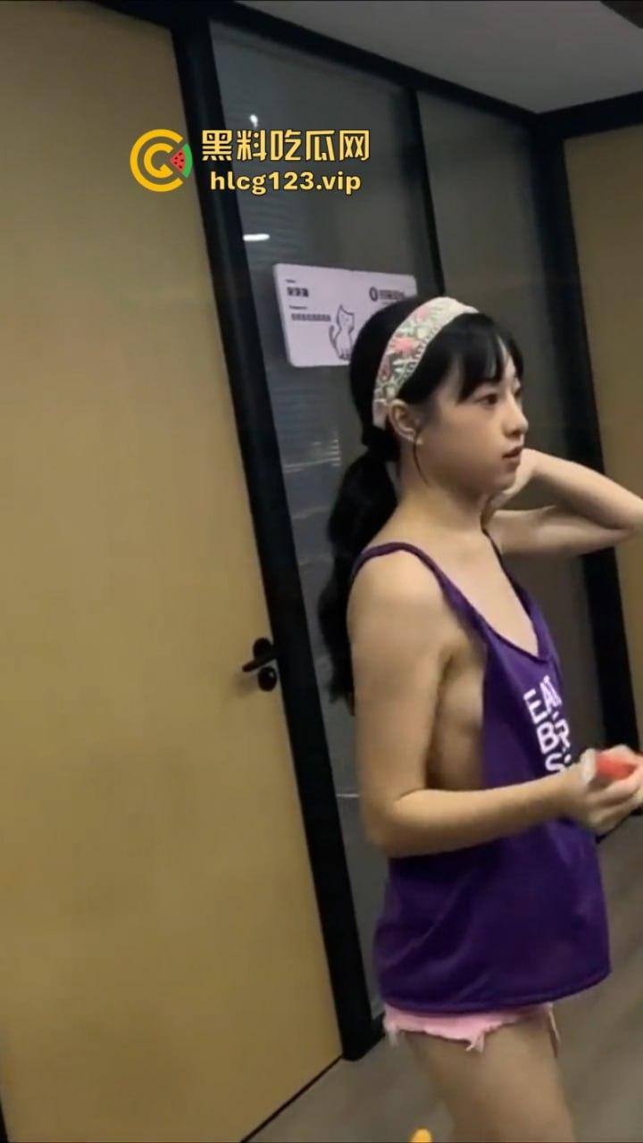 万物皆是媛！又来个台球媛 美女真空打台球打乒乓球挥洒香汗奶头凸凸-6