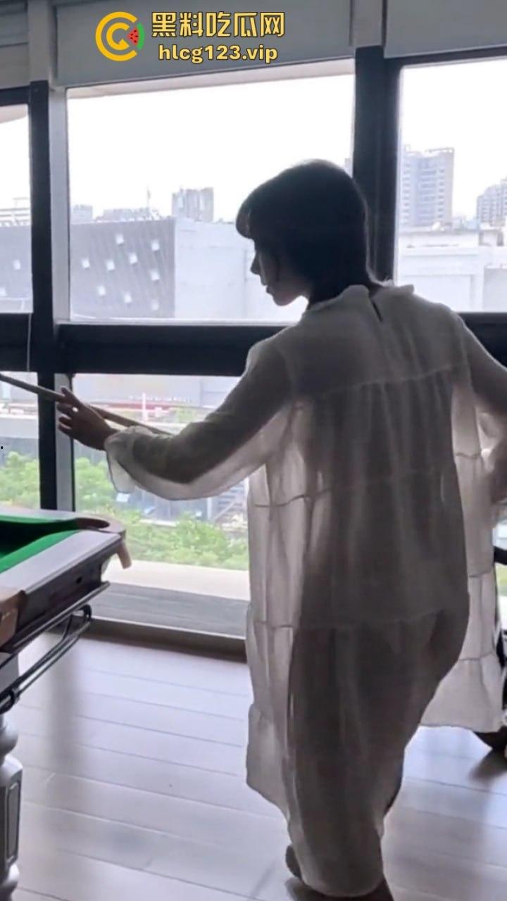 万物皆是媛！又来个台球媛 美女真空打台球打乒乓球挥洒香汗奶头凸凸-8