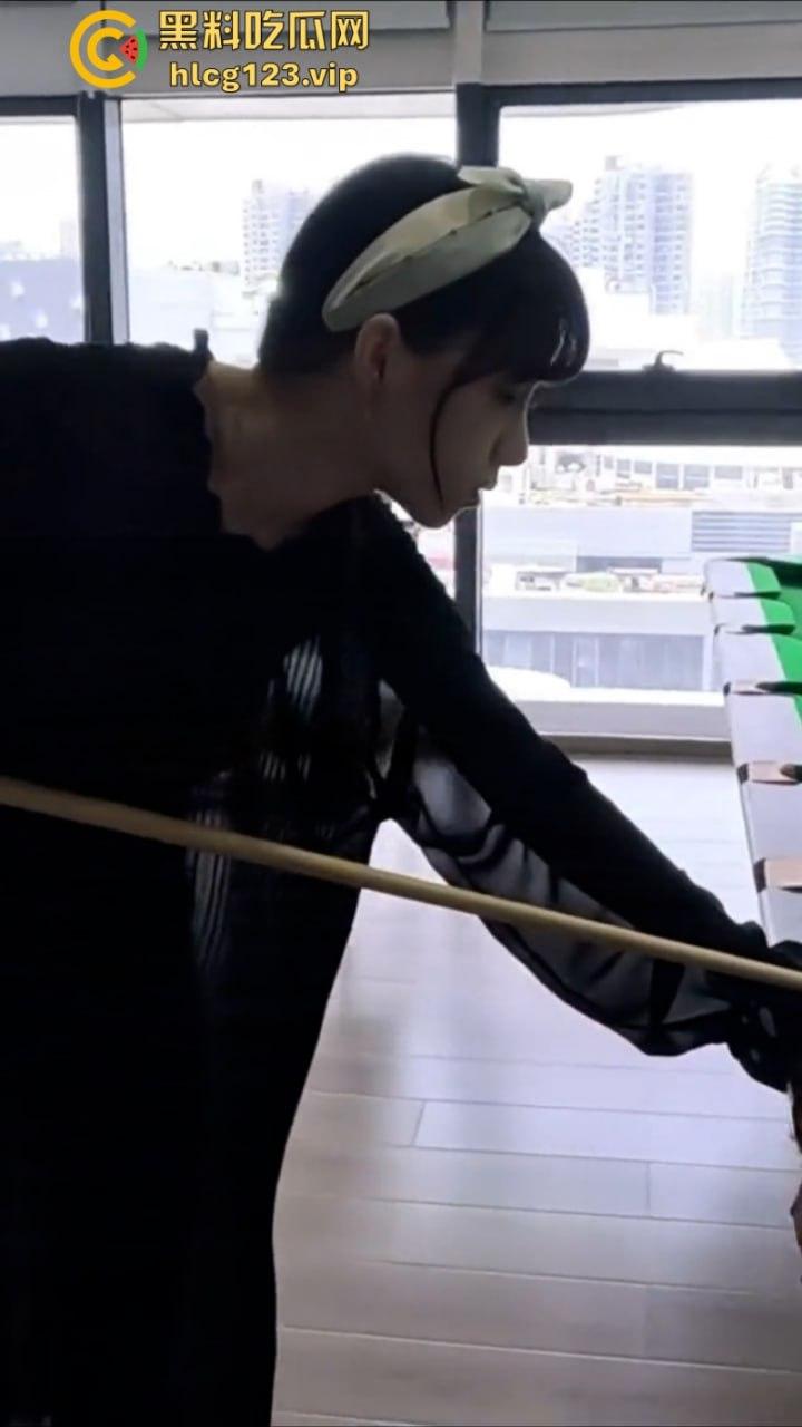 万物皆是媛！又来个台球媛 美女真空打台球打乒乓球挥洒香汗奶头凸凸-9