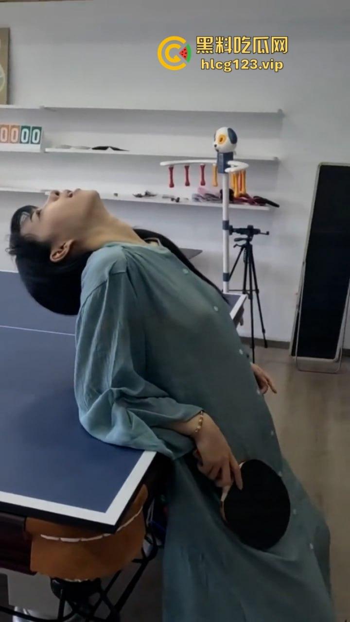 万物皆是媛！又来个台球媛 美女真空打台球打乒乓球挥洒香汗奶头凸凸-15