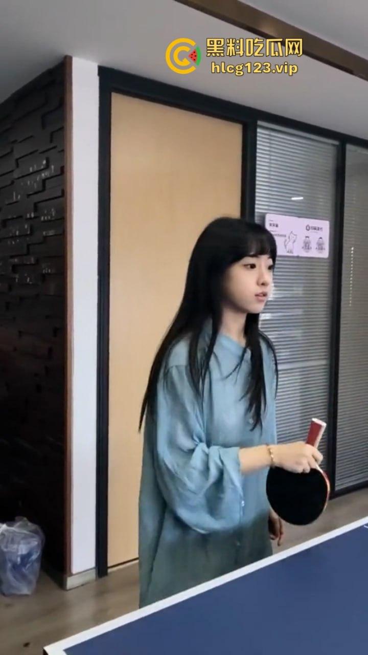 万物皆是媛！又来个台球媛 美女真空打台球打乒乓球挥洒香汗奶头凸凸-17