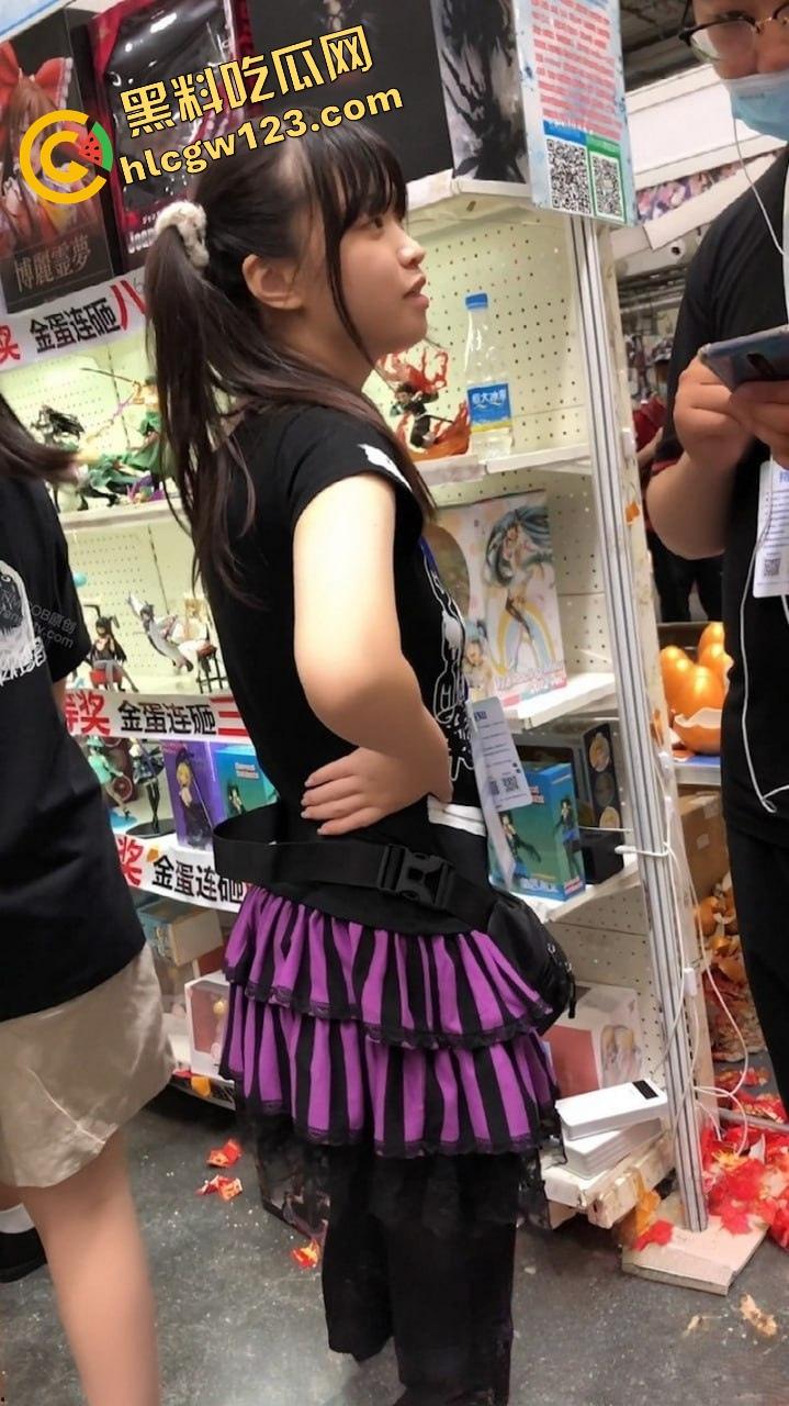 漫展三天最大骚货出现了，coser【林晚晚】兼职萝莉一身黑丝网袜，裙底真空走全场！-6