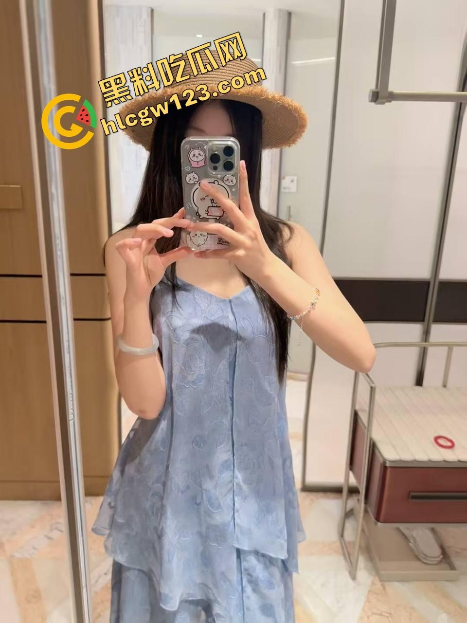 上海【夏媛媛】白虎嫩穴水流成河,大哥调教完直接拍片转送群友共享,这拜金骚货玩得真开!-1