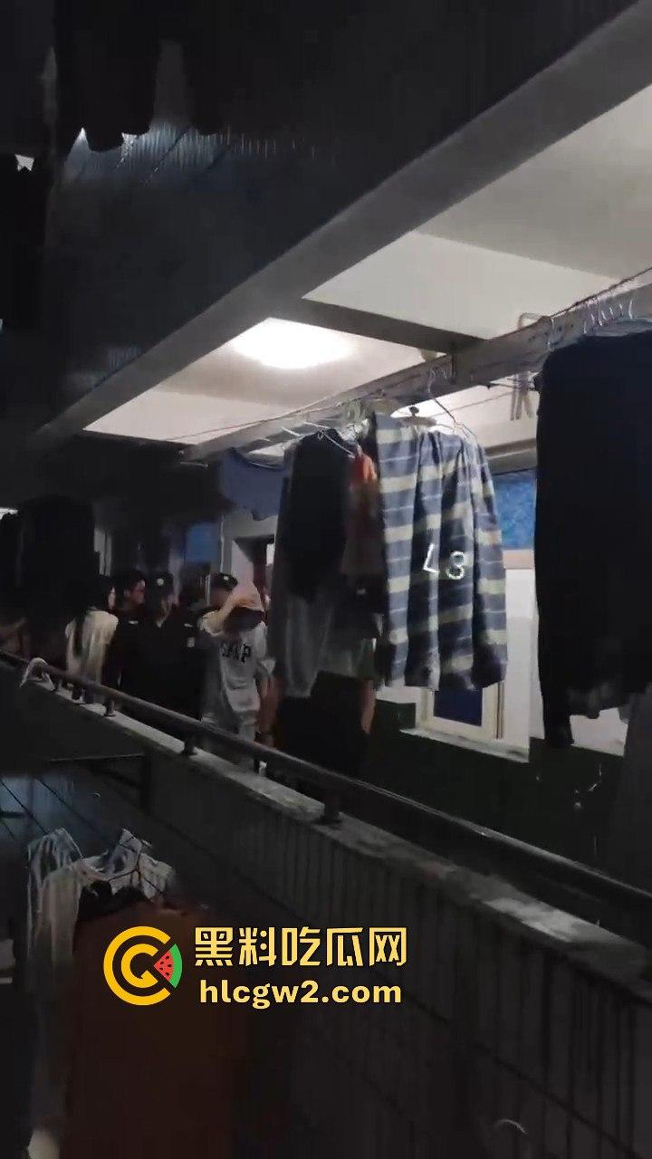 男生居然偷拍男生洗澡给女友看？长沙高校男寝惊现奇葩操作 真的是活久见！-9